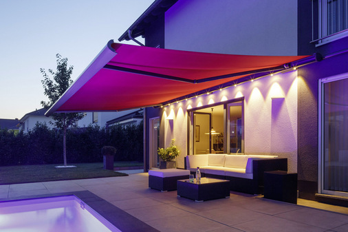 Nach dem Einfahren der Markise schließt sich eine an der Kopfplatte befestigte Sichel um das Ausfallprofil und signalisiert besten Schutz für Tuch und Technik.