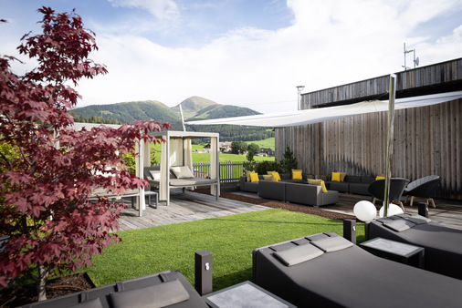 Die Konstruktion wurde in Edelstahl 304 mit einem weißen Dacron-Segeltuch installliert.