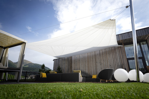 Mit 40 m² Segelfläche können sich die Gäste im Wellnessbereich vor Sonne und Wetter schützen. - © Foto: KEoutdoordesign
