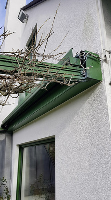 Nachwachsende Blätter, Zweige und Äste sind eine große Gefahr und dauerhafte Gefahr für Markisen.