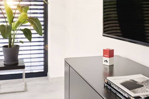 Smart Home ready mit homee und dem roten Sonnenschutzwürfel.