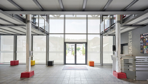 Selbst völlig geschlossen lässt die Tuchverschattung viel Licht ins Innere des neuen Foyers, bietet dabei jedoch Schutz vor der Sonneneinstrahlung.