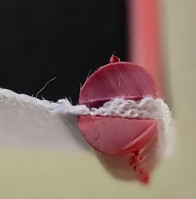 Der halbierte und durch das Tuch vernähte Keder schafft einen „naht­losen“ Übergang zum Tuch.