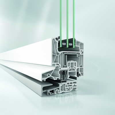 Die bodengleiche Schwelle des Fenstersystems Schüco LivIng schafft einen komfortablen Übergang zu Balkon oder Terrasse.