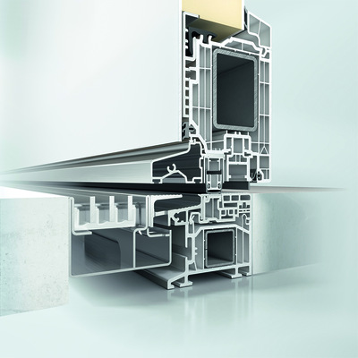 Barrierefreien Eintritt und hohe Dichtigkeit bietet die Nullschwelle des Schüco LivIng Türsystems. - © Schüco Polymer Technologies KG
