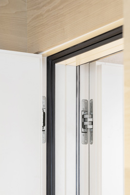 Im Fontenay wurden die stumpf einschlagenden Türen in den Suiten mit dem verdeckt liegenden Band „Pivota DX 102 3-D“ von Basys ausgestattet. - © Foto: Daniel Vieser Architekturfotografie, www.dv-a.de
