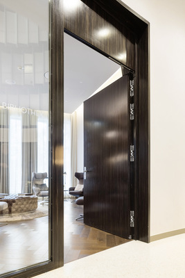 In der Bibliothek und in der Raucherlounge sind die hohen Türen mit den Bändern der Reihe „Pivota DX 200 3-D“ ausgerüstet.