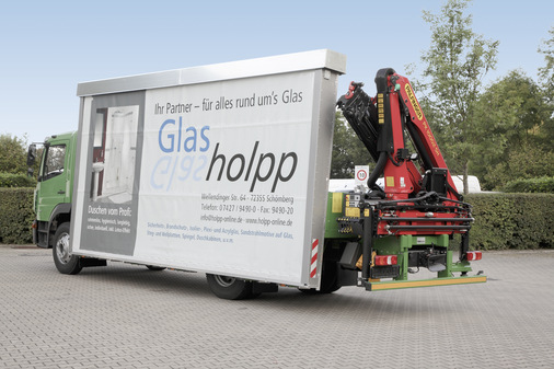 Die automatische Rollplane von Hegla kann bei allen 12- und 18-Tonnern erfolgen. Vielfach lassen sich auch ältere Fahrzeuge des Verarbeiters nachrüsten.