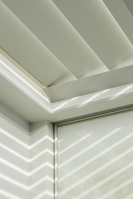 Durch die verstellbaren Lamellen kann das Licht- und Schattenspiel individuell je nach Stimmung und Wunsch des Anwenders eingestellt werden. Auch die mögliche Stauhitze unter den Lamellen kann mit dem Öffnen der Lamellen reguliert werden.