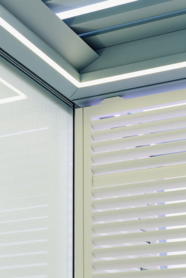 Im Rahmenmodul und in der Lamelle können LED-Leuchten integriert werden, um eine ästhetische und effektive Beleuchtung zu realisieren. Seitlich können z. B. Schiebeläden oder windfeste Screens integriert werden. - © Foto: Corradi
