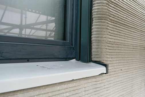 Die Kunststofffenster Comfort MD 82 mit der ultramatten Beschichtung Veka Spectral anthrazit fügen sich besonders harmonisch in die besondere Fassade ein. - © Gugelfuss
