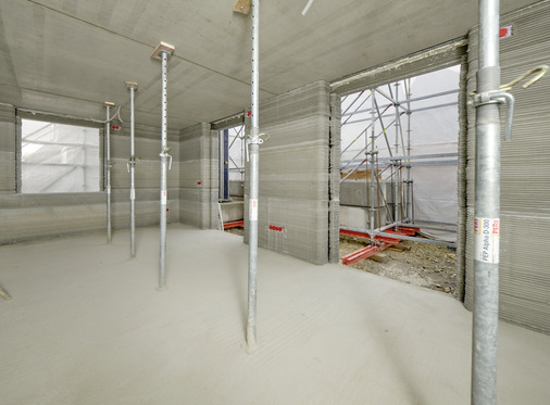 Die Wohnungen im 3D-Haus in Wallenhausen warten mit großzügigen Öffnungen für Fenster und Terrassentüren auf. - © Gugelfuss
