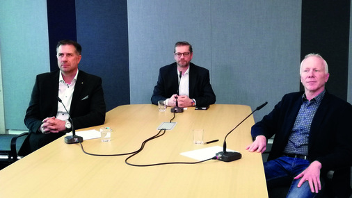 Aus Pandemie-Gründen zugeschaltet aus dem Nachbarraum: Die Klebstoffexperten Andreas Dirksen, Peter Harendt und Michael Merkle.