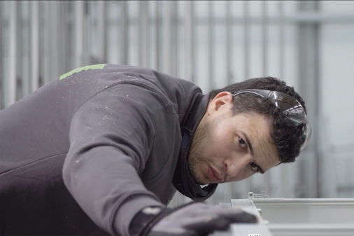 Qualitätskontrolle bei Rolladen Müllers: ReFrame Fenster der Marke Kömmerling sind die ersten, die vollständig aus recyceltem Kunststoff bestehen und gleichzeitig über eine edle, UV-beständige Oberfläche sowie über hochwertige technische Eigenschaften verfügen.