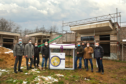 Der Neubau einer inklusiven Kindertagesstätte mit Zentrum für Frühförderung des Caritasverbandes Mönchengladbach ging im Januar 2021 an den Start. Foto von links nach rechts: Friedhelm van den Berg (Gebietsverkaufsleiter profine), Frank Meier (Technischer Vorstand  WohnBau Mönchengladbach), Christian Heinen (Vorstandsvorsitzender WohnBau Mönchengladbach), Markus Müllers (Geschäftsleiter Rolladen Müllers), Jan Bartels (Vertriebsleiter Rolladen Müllers), Michael Eibel (Projektmanager profine), Marco Löhr (Fertigungsleiter Rolladen Müllers), Arne Nix (Projektleiter Rolladen Müllers). - © profine
