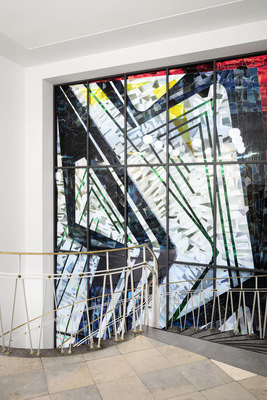 Das rund 55m2 große Glasmosaik ist ein Blickfang, dem sich kein Besucher entziehenkann. - © Foto: Schüco Stahlsysteme Jansen, Bielefeld /Foto: Marcus Bredt, Berlin
