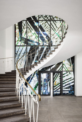 Im EG verbindet eine in das Glasmosaik integrierte Drehtüre das Atrium mit dem historischen Saalbau. - © Foto: Schüco Stahlsysteme Jansen, Bielefeld /Foto: Marcus Bredt, Berlin
