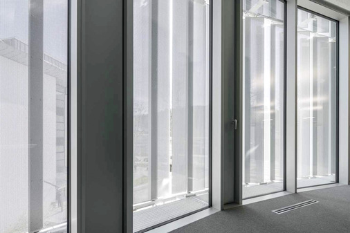 Die Sonnenschutzlamellen sind gelocht und bestehen aus pulverbeschichteten bzw. aus eloxierten Aluminiumblechen.