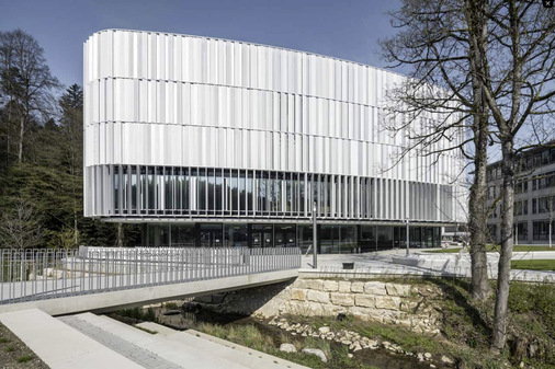 Zum Einsatz kamen 1910 Vertikallamellen. Bis zu sechs Metalllamellen sind miteinander gekoppelt und lassen sich um ihre vertikale Achse um 110 Grad bewegen.