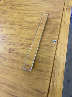 Griffeinsatz aus dem für die Eingangstür ­verwendeten Material.