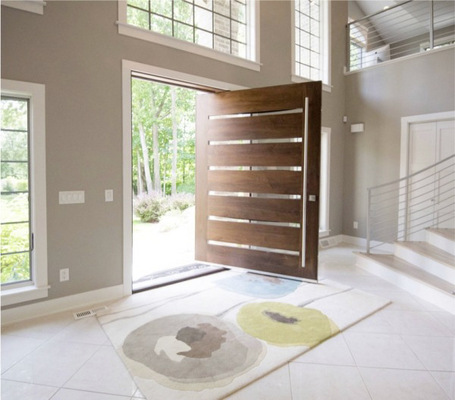Größere und breitere Wendetüren in einer Holz-Glas-Ausführung mit einem langen Inox-Türgriff sind das ­Tüpfelchen auf dem i für das Haus und ganz im Trend für 2021. - © Foto: Joseph Douglas Design
