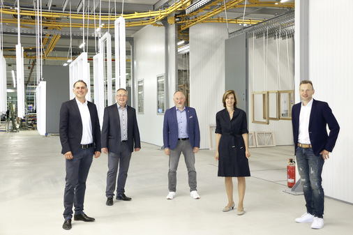 Dank der guten Zusammenarbeit steht die neue Oberflächenbeschichtungsanlage kurz vor der finalen Endabnahme: (von links) Jan-Peter Albers (geschäftsführender Geschäftsführer Aldra), Holger Asche (Produktionsleiter ewitherm), Martin Stöger (Vertriebsleitung Holzhandwerk, Remmers), Claudia Max-Heine (Geschäftsführerin Range + Heine) und Bernd Dieker (Key Account Manager, Remmers)