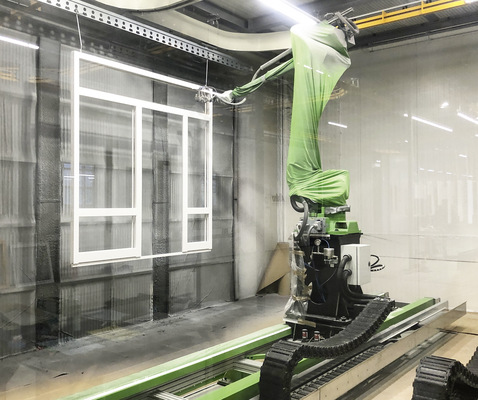 Die Lackierung im Spritzverfahren erfolgt über zwei Roboter, die auf Verfahrwagen montiert sind. Mit einer 3D-Erkennung ausgestattet, ermitteln sie zunächst die Beschaffenheit, wie beispielsweise die Profilstärke der Elemente, um dann die Farbe in einem optimierten Lackierbewegungsablauf gleichmäßig aufzutragen.