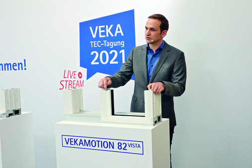 Arne Post (Leiter Produktmanagement Veka AG) erläuterte anhand eines Musters die Vorteile bei der Herstellung und Montage des innovativen Hebe-Schiebetürsystems Vekamotion 82. - © Veka AG
