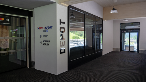 Insgesamt 50 Fluchtweg- und Brandschutztüren ­wurden in den Serien Lava 77-30 und Lambda DS 075 realisiert.