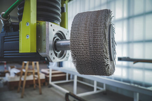 Der sensitive Schleifkopf kann mit einem Schleifteller für plane Flächen und einer Bürste z.B. für den Falz bestückt werden.