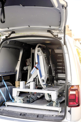 Mit ­seinem Transportwagen lässt sich der Lift­master Quadro einfach im Baustellenfahrzeug mitnehmen.