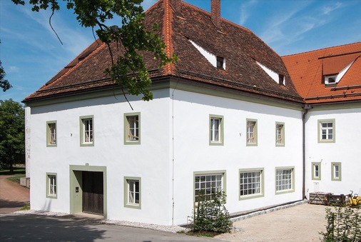 Die Fassade der Alten Schäfflerei in Benediktbeuern wird, wie viele andere Denkmalfassaden, von verschiedenen Fenstertypen geprägt. - © Fraunhofer IBP
