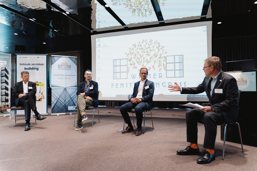 Podiumsrunde am 2. Kongresstag (v.l.): Podiumsrunde am 2. Kongresstag (v.l.): Roger Wollhaupt, 
Senior Project Manager bei Jansen, Lucas von Gwinner, Marketingleiter bei Finstral, Christopher Strobel, 
CEO bei CS‑Consulting und Moderator und VFF-GF Frank Lange