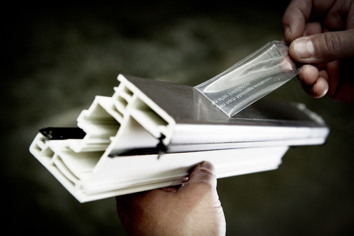 Entnahme eines circa 30 cm langen Profilstücks aus der laufenden Produktion.