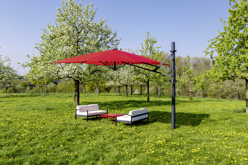 Freiarmschirme schaffen maximale Flexibilität, da selbst bei der mobilen Variante der Schirmständer außerhalb der Beschattungsfläche positioniert ist.