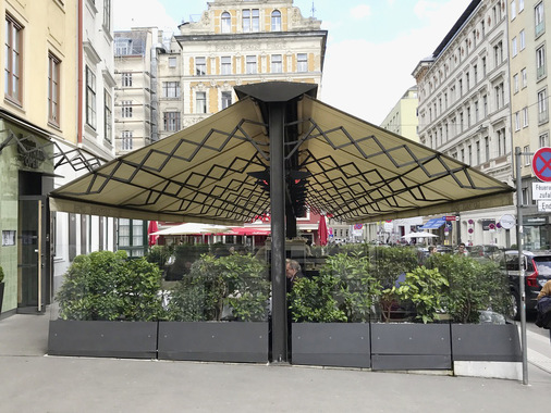 Scherenarmmarkisen bieten nach wie vor die besten Möglich­keiten sehr große Flächen regensicher zu überdachen.