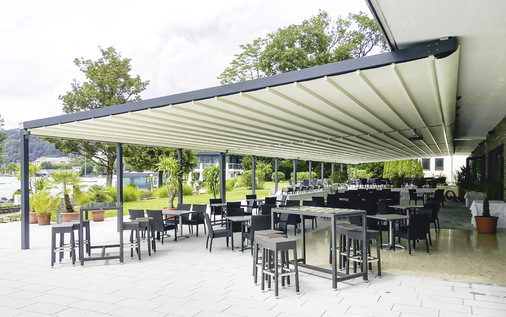 Mit fast 40 m Breite und 9 m Anlagenlänge plus Dachüberstand lassen sich auch große Flächen säulenfrei beschatten.