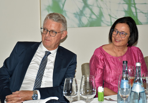 Bernd Löffel hat sein Unternehmen 2020 an Biffar verkauft (im Bild Brigitte Biffar) und verabschiedete sich am Abend von seinen Mitstreitern in der FLG.