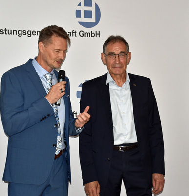 Stefan Brömse (l.), der durch den Abend führte, nutzte die Gelegenheit auch Bernhard Helbing aus den Reihen der FLG zu herzlich zu verabschieden. - © Daniel Mund / GLASWELT
