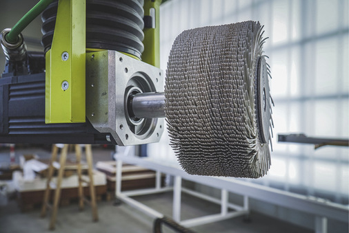 Der sensitive Schleifkopf kann mit einem Schleif­teller für plane Flächen und ­einer Bürste z. B. für den Falz ­bestückt ­werden.