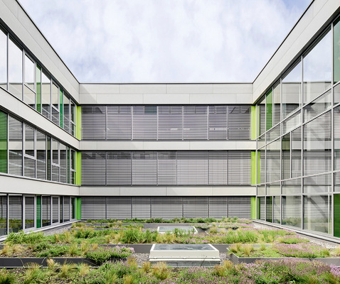 Die JA Comfort SMI Antriebe sind in BUS-Systeme integriert und werden über die Licht- und Windsensorik automatisch gesteuert.