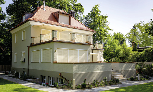 Schon durch „normale“ Holzrollläden mit starren Gliedersicherungen wird die größere relevante Gruppe der „Gelegenheitstäter“ vor große Herausforderungen bei ihren Einbruchversuchen gestellt, was meistens zur Aufgabe des Vorhabens führt.