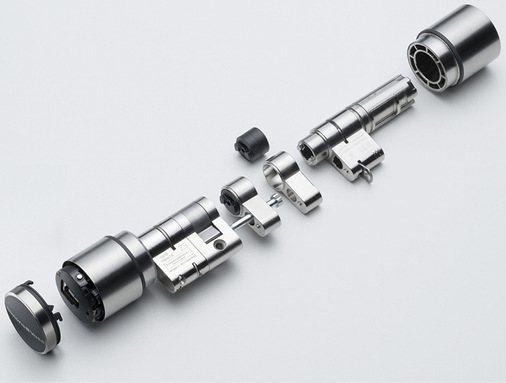 Der   Schließzylinder   ist   modular   aufgebaut.   Die   Aktor-Elektronik   mit   Secure   Element   befindet   sich   sicher   ­hinter dem Bohrschutzelement im Zylinderkern.