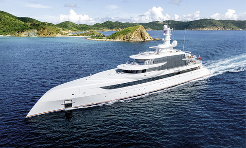 Die 262-Fuß lange Excellence schneidet mit ihrem konkav gedrehten Bug regelrecht durch das Wasser der Weltmeere.