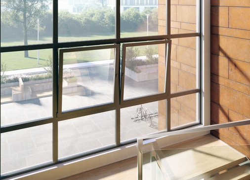 Auch der regelmäßige Luftaustausch in stark frequentierten Räumen lässt sich mithilfe von motorischen Antrieben komfortabel regeln – im Falle von schwer erreichbaren Oberlichtern auch barrierefrei.