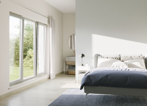 Große Fenster bringen Licht und Weite ins Haus. Mit motorischen Antrieben von SIEGENIA lassen sich auch Schwergewichte bequem per Taster oder über die SIEGENIA Comfort App steuern.