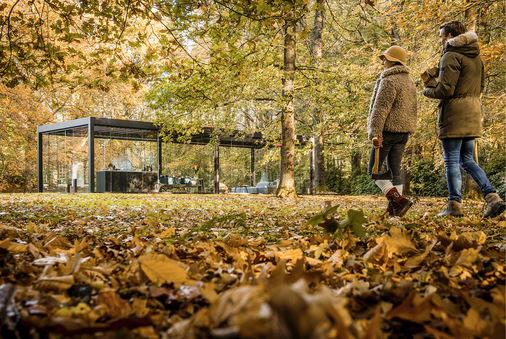 Mit einem Lamellendach kann man den Garten oder die Terrasse den ganzen Herbst über genießen, auch wenn das Wetter nicht ganz mitspielt. - © Foto: Renson
