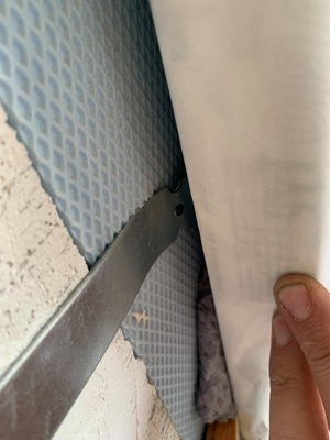 Falsch: Ein Verschrauben in der Dämmebene selbst gibt dem Element keinen Halt.