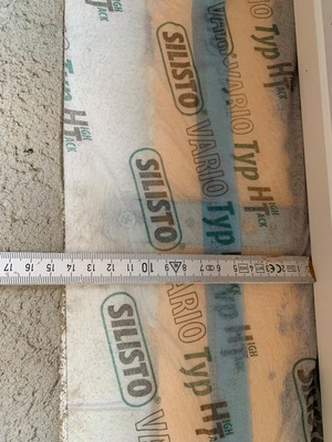 Falsch: Hier wurden die biegeweichen Laschen in einem Leichtbetonmauerwerk lediglich mit Schlagdübeln befestigt und der vorgeschriebene Randabstand liegt mit nur gut einem Zentimeter zur Dämmung deutlich unter der Mindestanforderung von 5 cm.