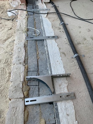 Richtig: Die richtigen Montagekonsolen fachgerecht eingesetzt leiten entstehende Lasten sicher und dauerhaft in das Mauerwerk ab.